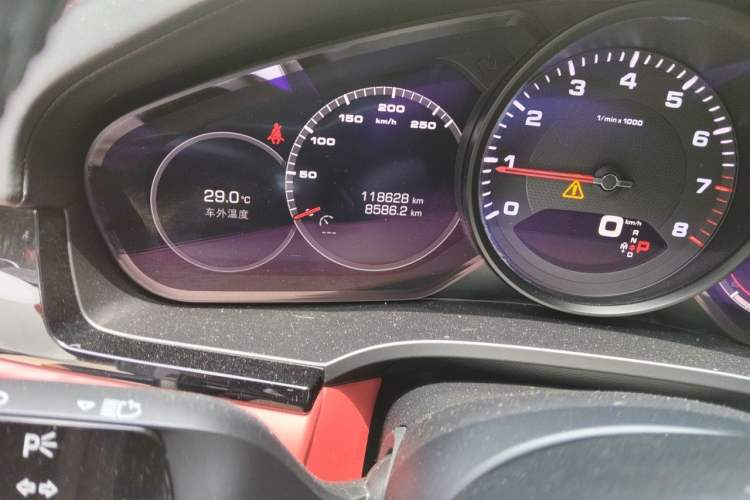 Used Porsche Cayenne 2019 Cayenne 3.0T Odometer Close Up