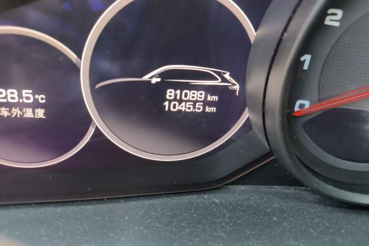 Used Porsche Cayenne 2019 Cayenne 3.0T Odometer Close Up