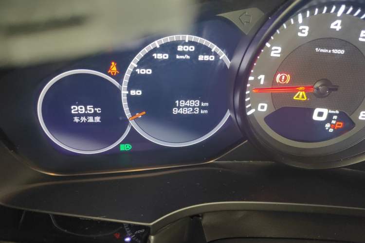 Used Porsche Cayenne 2019 Cayenne 3.0T Odometer Close Up