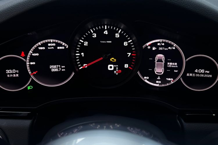 Used Porsche Cayenne 2019 Cayenne 3.0T Odometer Close Up