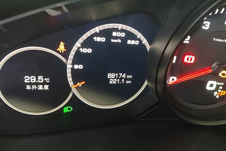 Used Porsche Cayenne 2019 Cayenne 3.0T Odometer Close Up