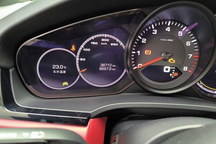 Used Porsche Cayenne 2019 Cayenne 3.0T Odometer Close Up
