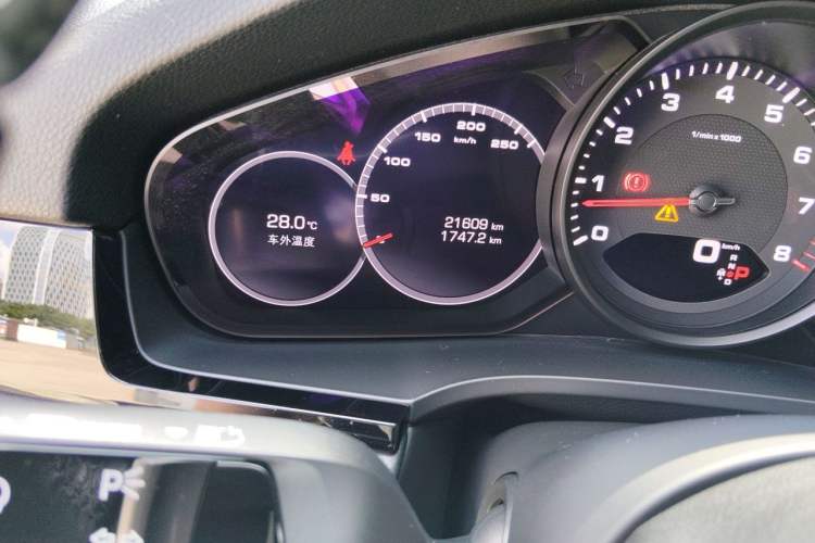 Used Porsche Cayenne 2019 Cayenne 3.0T Odometer Close Up