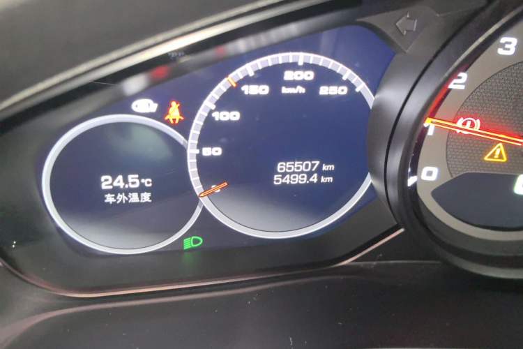 Used Porsche Cayenne 2019 3.0T U.S. specification Odometer Close Up