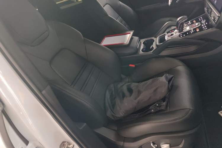 Used Porsche Cayenne 2019 Cayenne Coupé 3.0T Right Front Seat