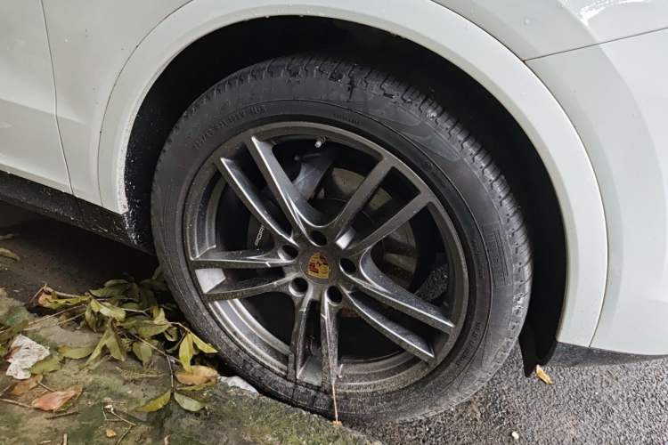 Used Porsche Cayenne 2019 Cayenne 3.0T Right Front Wheel Hub
