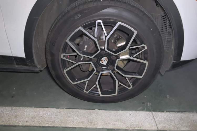 Used Porsche Cayenne 2019 3.0T U.S. specification Right Front Wheel Hub