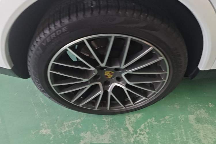Used Porsche Cayenne 2019 Cayenne Coupé 3.0T Right Rear Wheel Hub