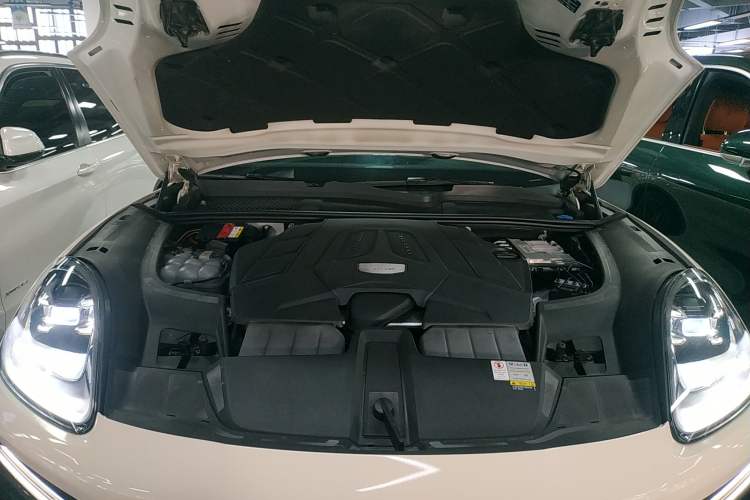 Used Porsche Cayenne 2019 Cayenne 3.0T Engine Bay