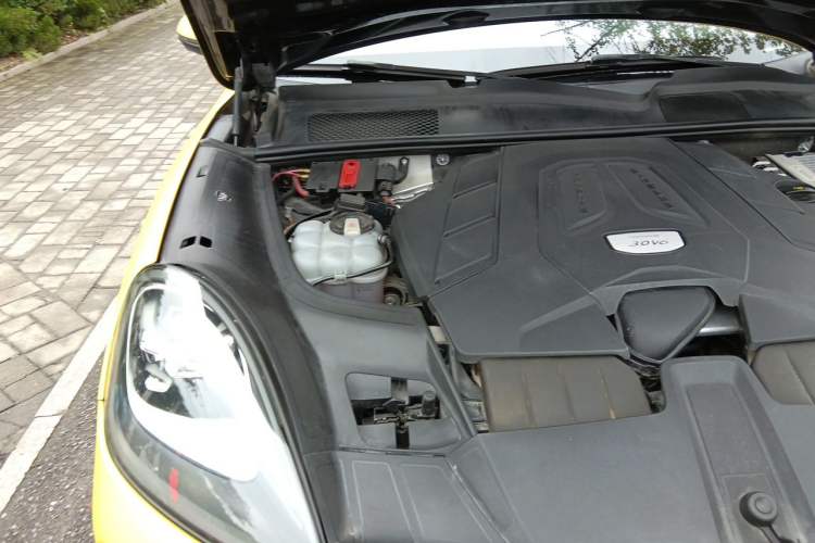 Used Porsche Cayenne 2019 Cayenne 3.0T Engine Bay Right