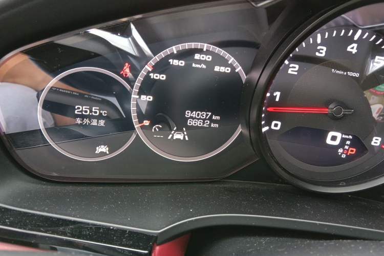 Used Porsche Cayenne 2019 Cayenne 3.0T Odometer Close Up