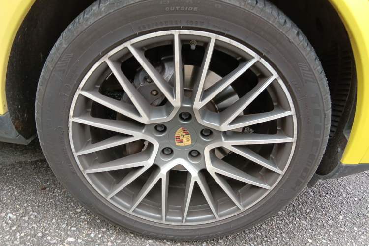 Used Porsche Cayenne 2019 Cayenne 3.0T Right Front Wheel Hub