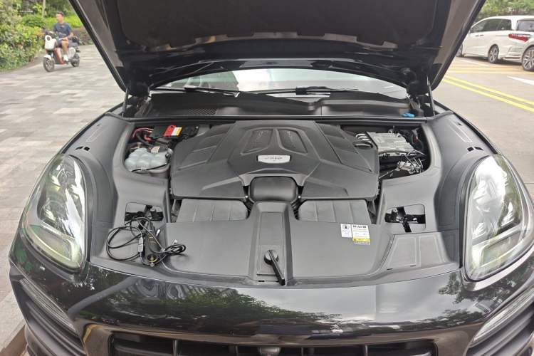 Used Porsche Cayenne 2020 Cayenne S Coupé 2.9T Engine Bay