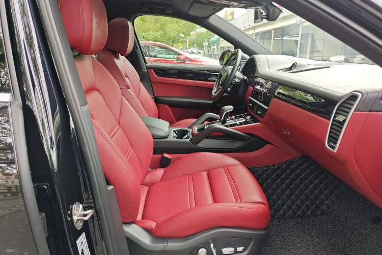 Used Porsche Cayenne 2020 Cayenne S Coupé 2.9T Interior 3