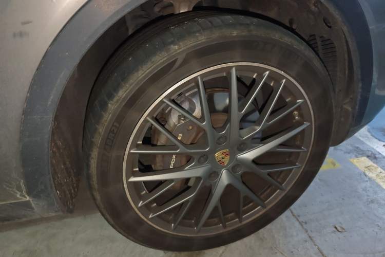 Used Porsche Cayenne  Right Front Wheel Hub