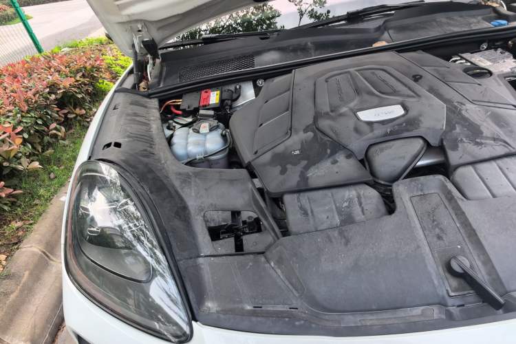 Used Porsche Cayenne 2020 3.0T Standard Version US Specification Engine Bay Right