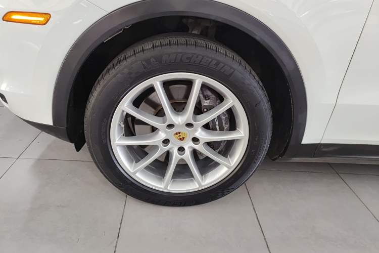 Used Porsche Cayenne 2020 3.0T Standard Version US Specification Left Front Wheel Hub