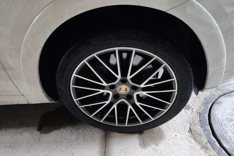 Used Porsche Cayenne 2020 3.0T Standard Version US Specification Right Front Wheel Hub