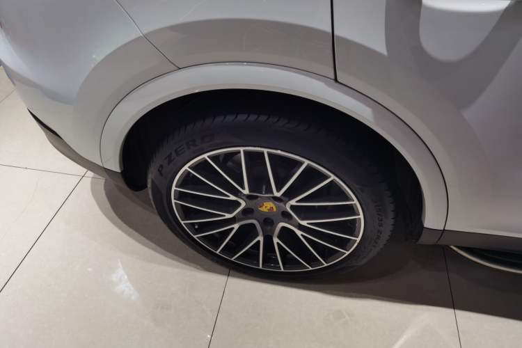 Used Porsche Cayenne 2020 3.0T Standard Version US Specification Right Rear Wheel Hub