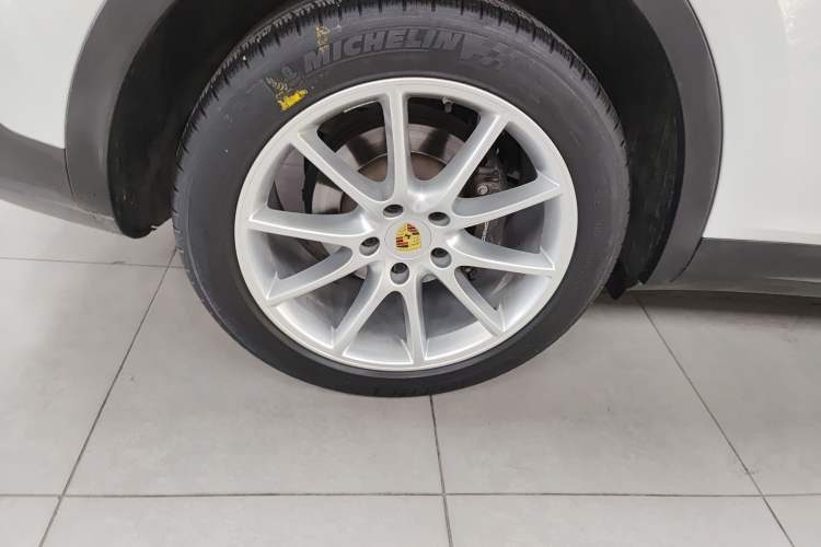 Used Porsche Cayenne 2020 3.0T Standard Version US Specification Right Rear Wheel Hub