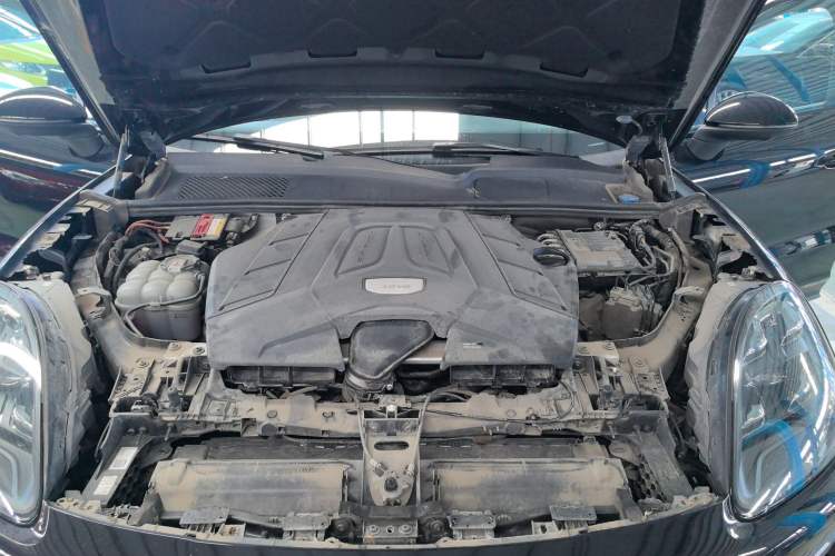 Used Porsche Cayenne 2021 3.0T U.S. specification Engine Bay