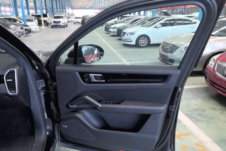 Used Porsche Cayenne 2021 3.0T U.S. specification Interior 5