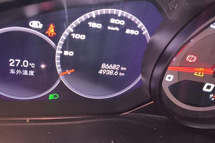 Used Porsche Cayenne 2021 3.0T U.S. specification Odometer Close Up