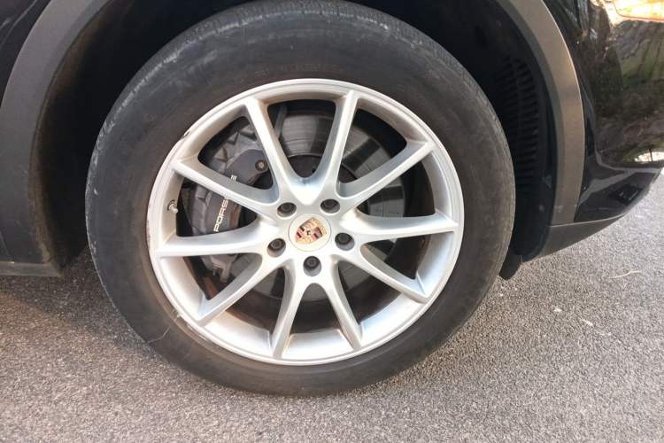 Used Porsche Cayenne  Right Front Wheel Hub