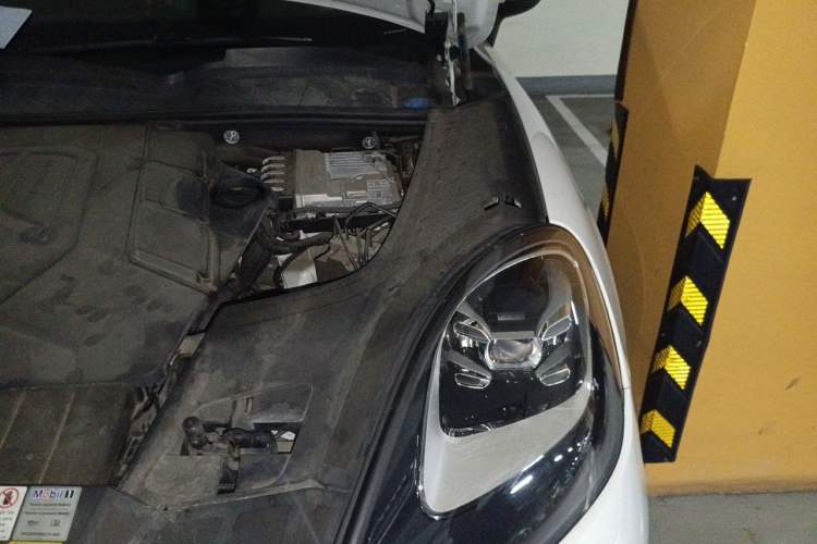 Used Porsche Cayenne 2021 3.0T U.S. specification Engine Bay Left