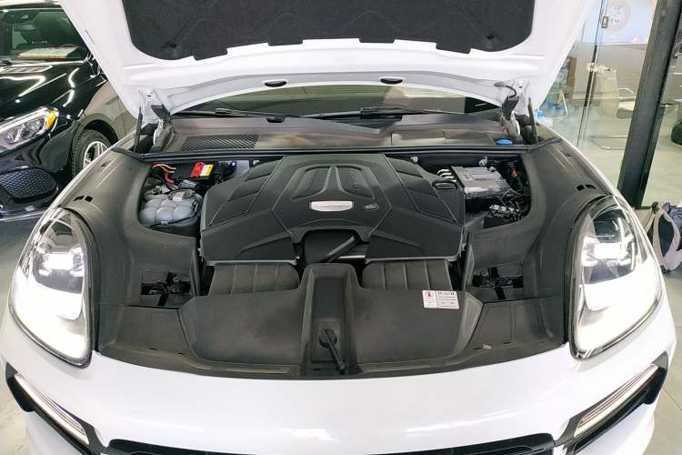 Used Porsche Cayenne 2021 3.0T U.S. specification Engine Bay