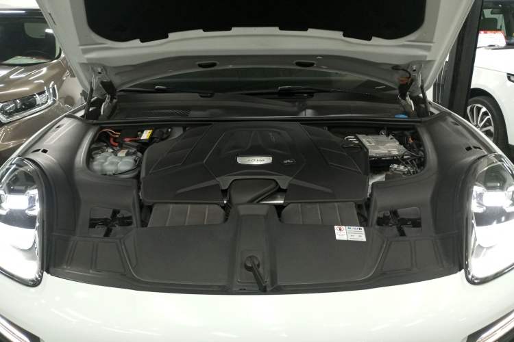 Used Porsche Cayenne 2021 3.0T U.S. specification Engine Bay