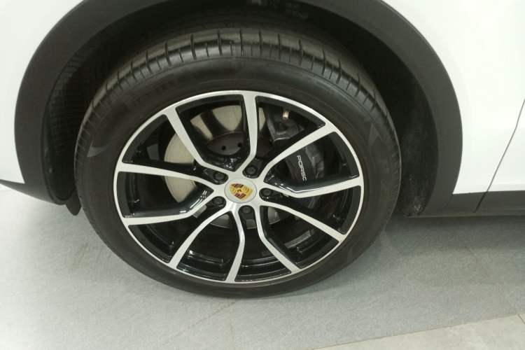 Used Porsche Cayenne 2021 3.0T U.S. specification Left Front Wheel Hub