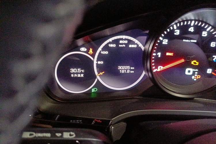 Used Porsche Cayenne 2021 3.0T U.S. specification Odometer Close Up