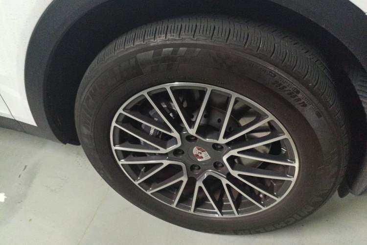 Used Porsche Cayenne 2021 3.0T U.S. specification Right Front Wheel Hub