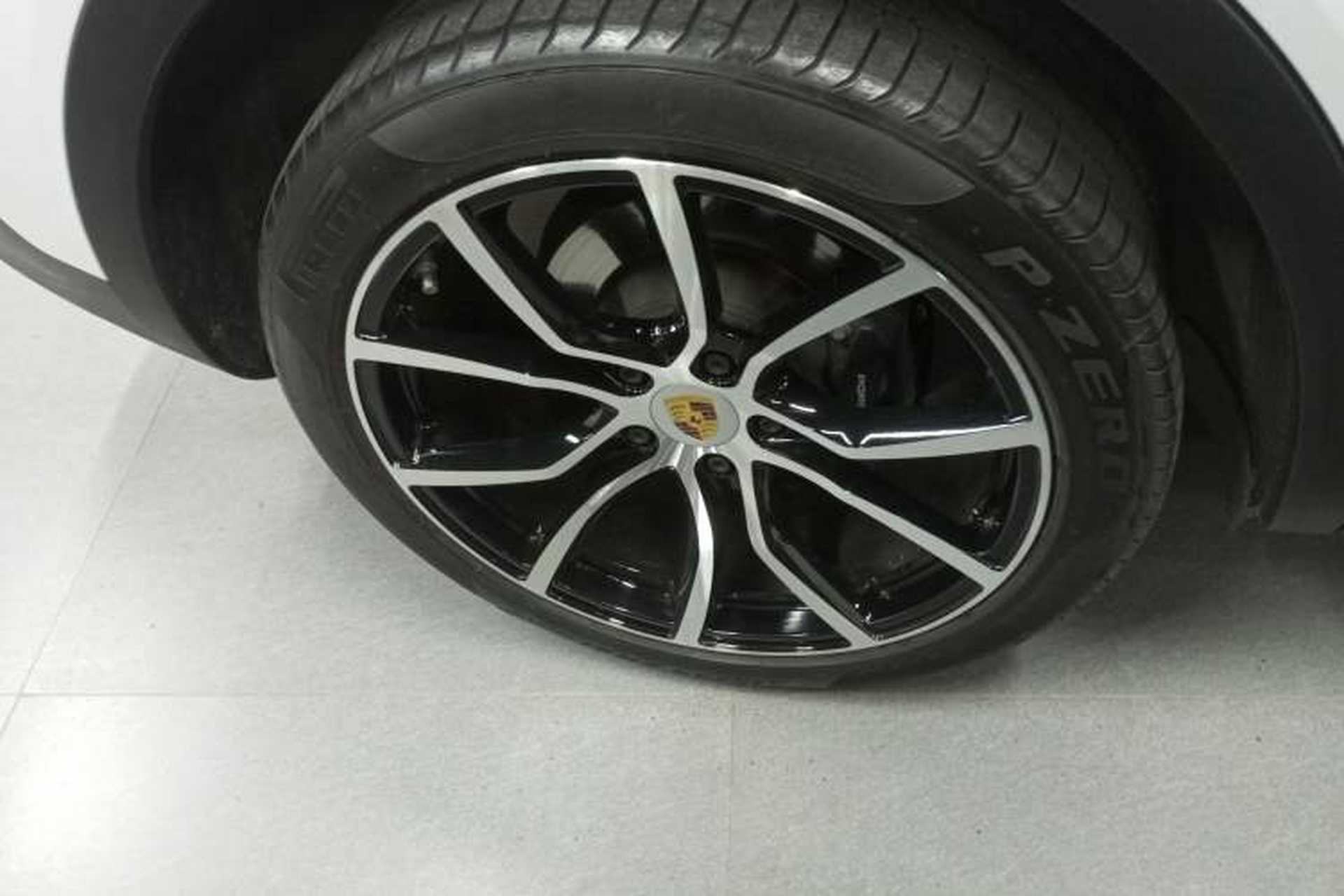 Used Porsche Cayenne 2021 3.0T U.S. specification Right Rear Wheel Hub