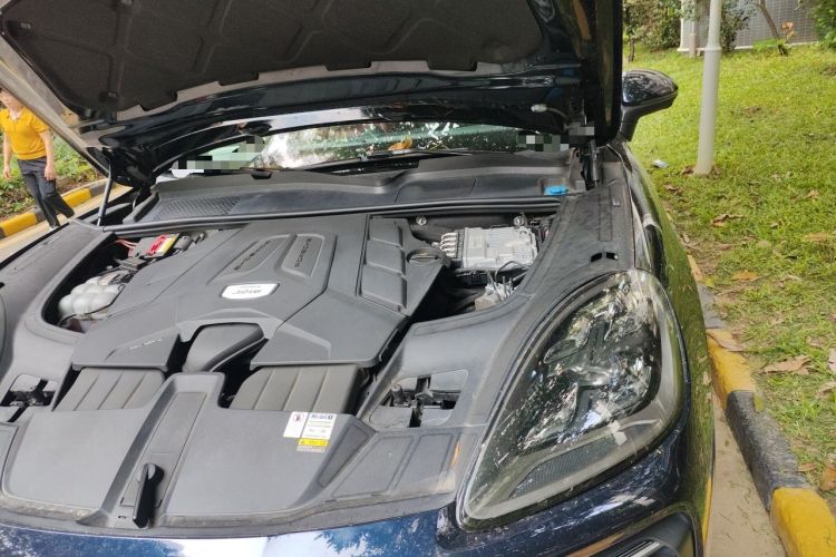 Used Porsche Cayenne 2022 Cayenne Coupé 3.0T Platinum Edition Engine Bay Left
