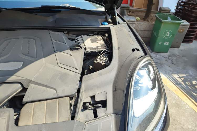 Used Porsche Cayenne 2022 Cayenne 3.0T Platinum Edition Engine Bay Left