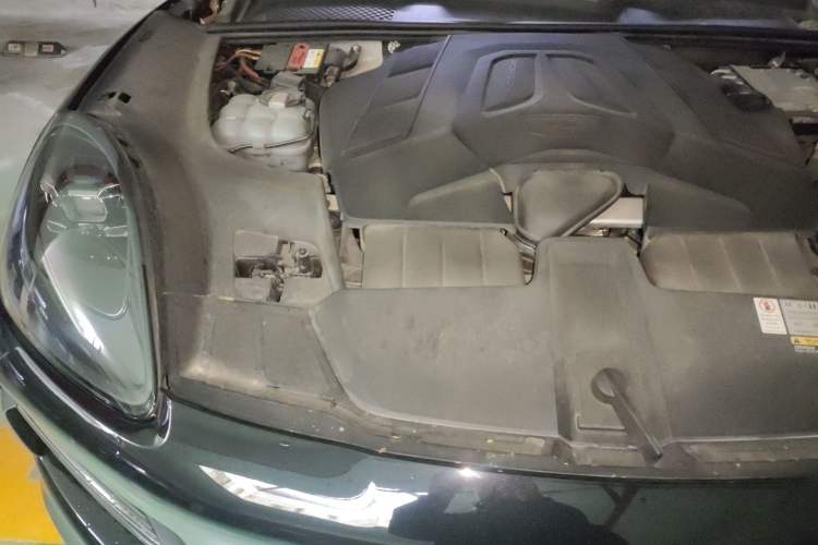 Used Porsche Cayenne 2022 Cayenne Coupé 3.0T Platinum Edition Engine Bay Right