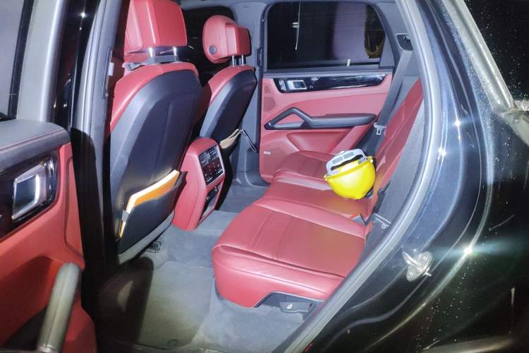 Used Porsche Cayenne 2022 Cayenne Coupé 3.0T Platinum Edition Left Rear Seat
