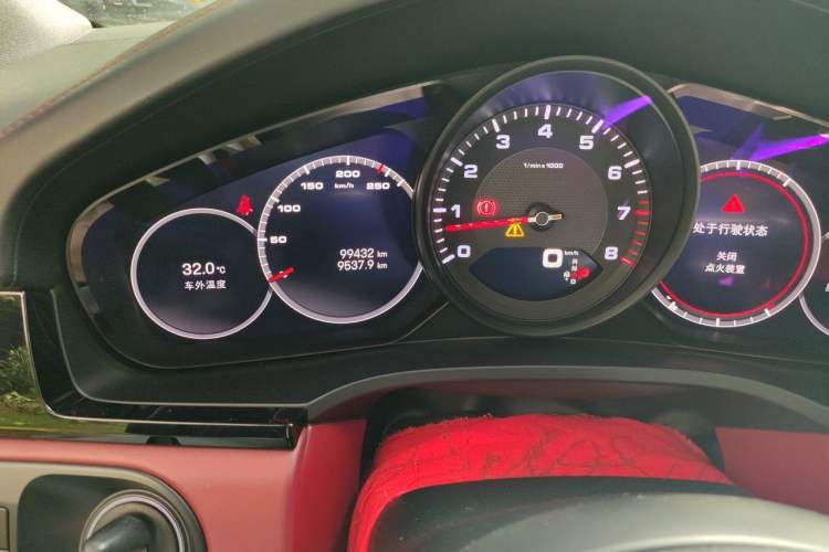 Used Porsche Cayenne 2022 Cayenne Coupé 3.0T Platinum Edition Odometer Close Up