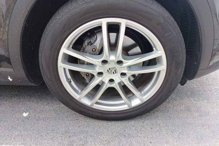 Used Porsche Cayenne 2022 Cayenne 3.0T Platinum Edition Right Front Wheel Hub