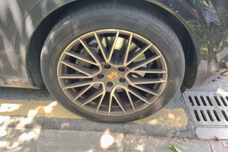 Used Porsche Cayenne  Right Front Wheel Hub