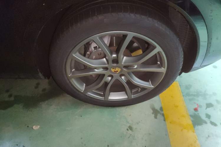 Used Porsche Cayenne 2022 Cayenne Coupé 3.0T Platinum Edition Right Front Wheel Hub