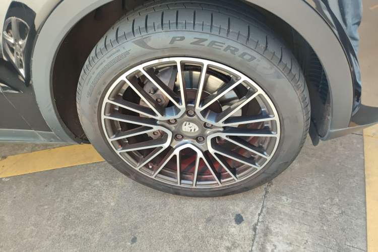 Used Porsche Cayenne 2022 Cayenne 3.0T Platinum Edition Right Front Wheel Hub