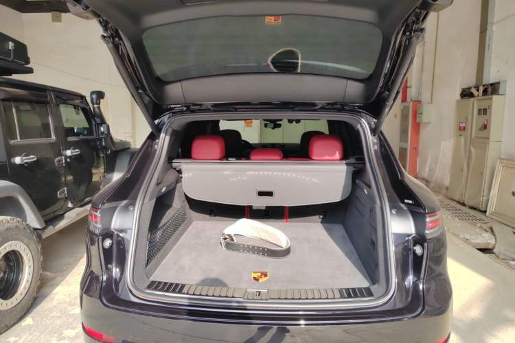 Used Porsche Cayenne 2022 Cayenne S 2.9T Platinum Edition Trunk