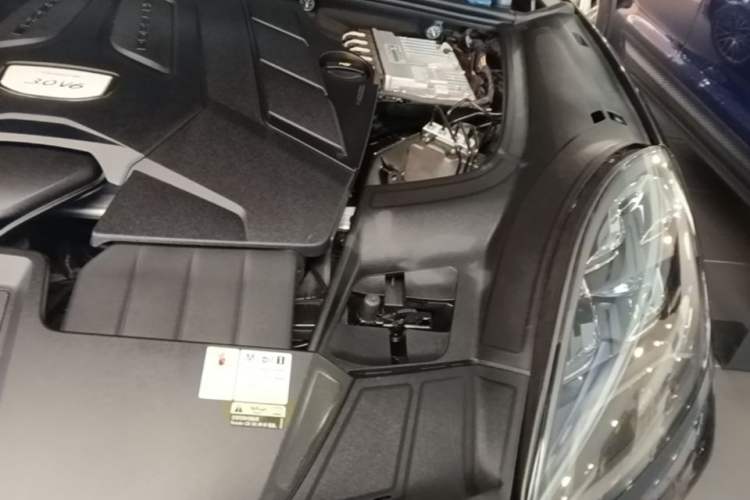 Used Porsche Cayenne 2022 Cayenne 3.0T Platinum Edition Engine Bay Left