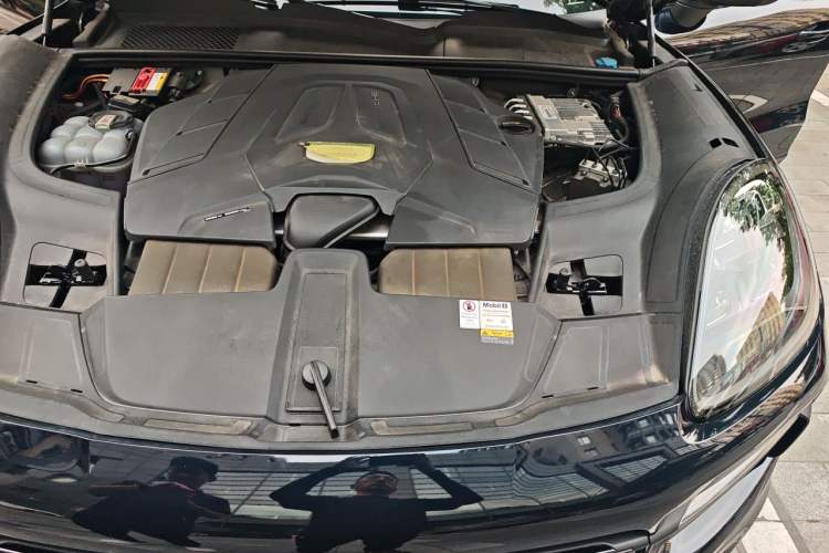 Used Porsche Cayenne  Engine Bay Left