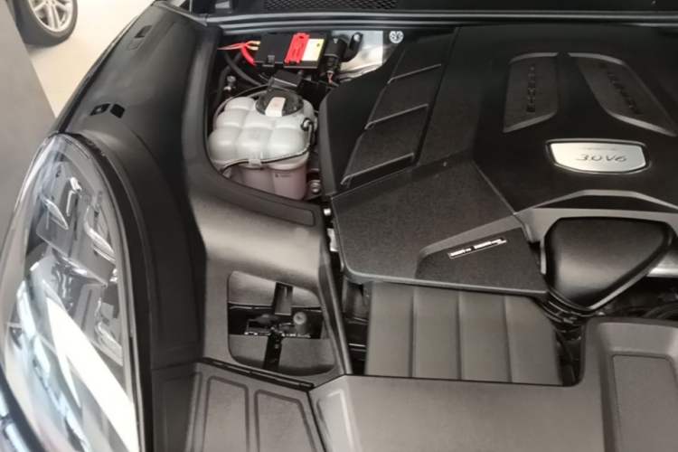 Used Porsche Cayenne 2022 Cayenne 3.0T Platinum Edition Engine Bay Right