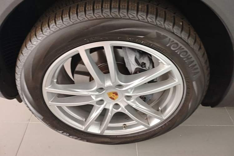 Used Porsche Cayenne 2022 Cayenne 3.0T Platinum Edition Left Front Wheel Hub