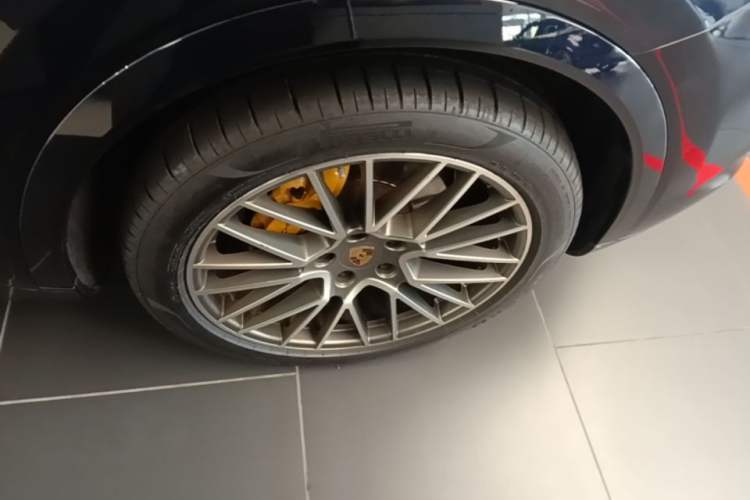 Used Porsche Cayenne 2022 Cayenne 3.0T Platinum Edition Right Front Wheel Hub